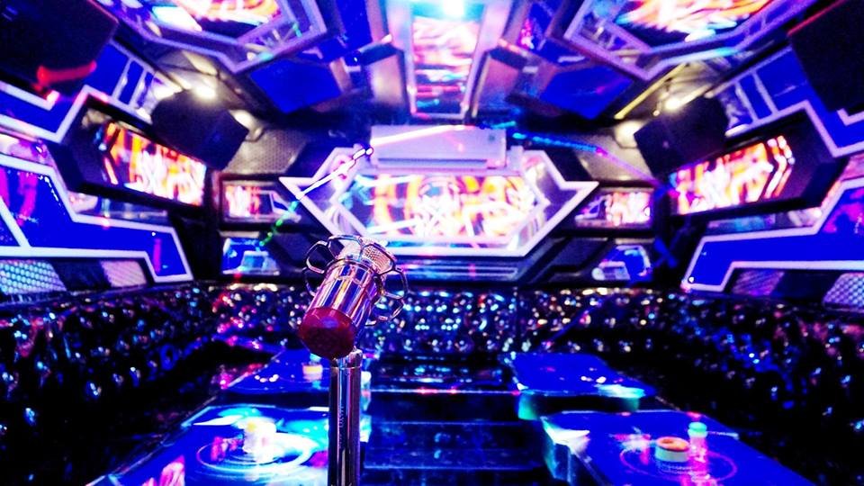 micro-dung-bieu-den-lap-dat-phong-karaoke